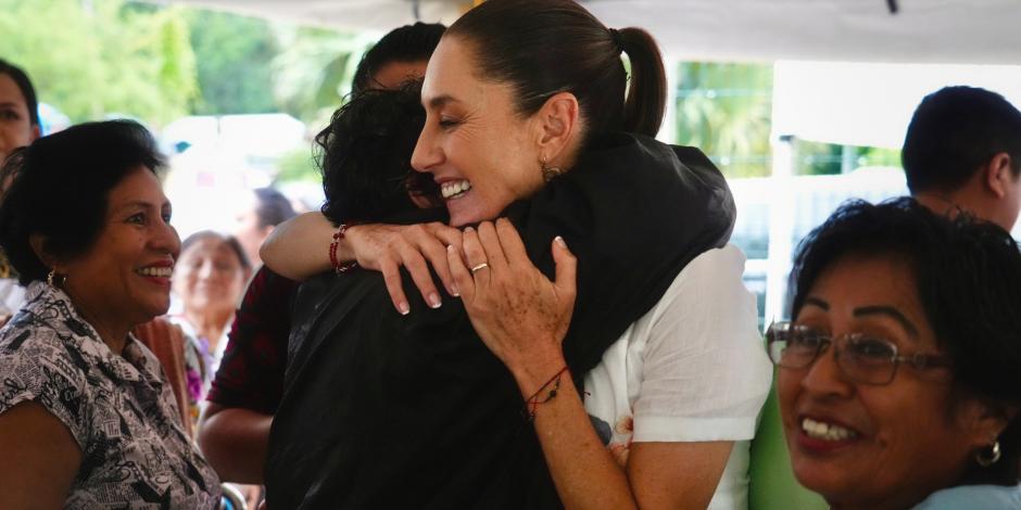 La Presidenta Sheinbaum saludó a mujeres durante su estancia en Campeche.