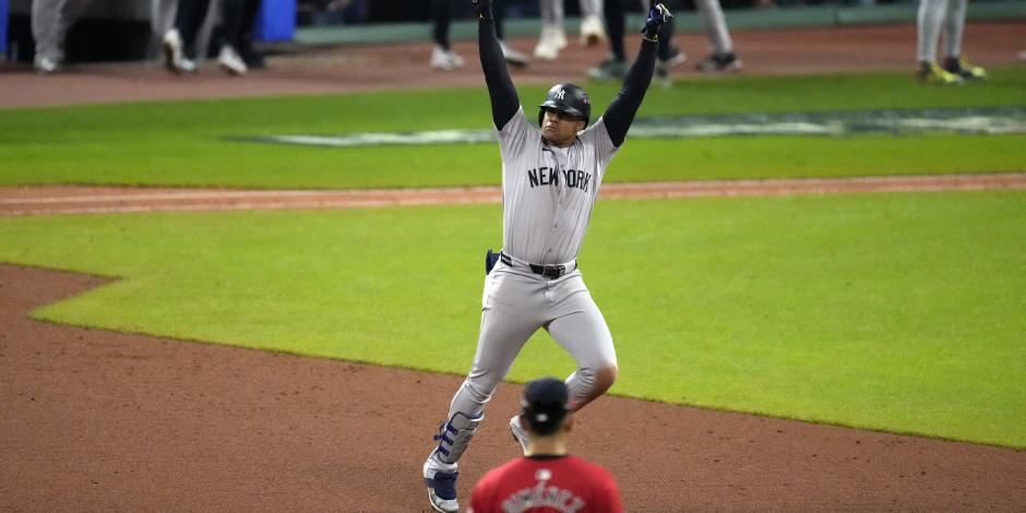 Juan Soto celebra su homerun de tres carreras con el que le dio a los Yankees el pase a la Serie Mundial de MLB a costa de los Guardians.