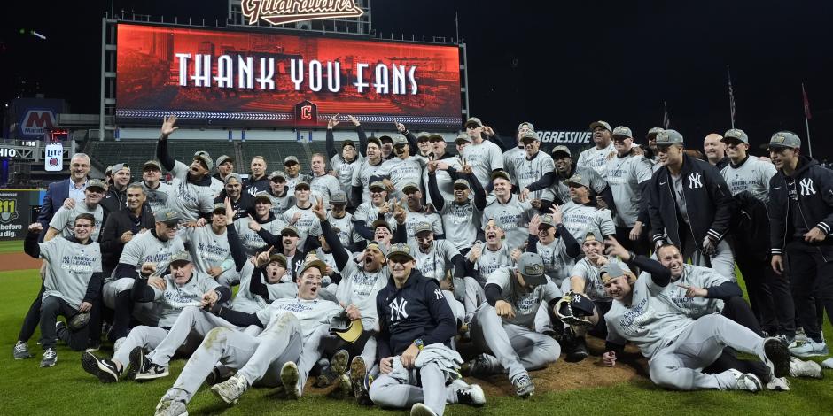 Jugadores de los Yankees festejan después de proclamarse campeones de la Liga Americana de la MLB, con lo que clasificaron a la Serie Mundial.