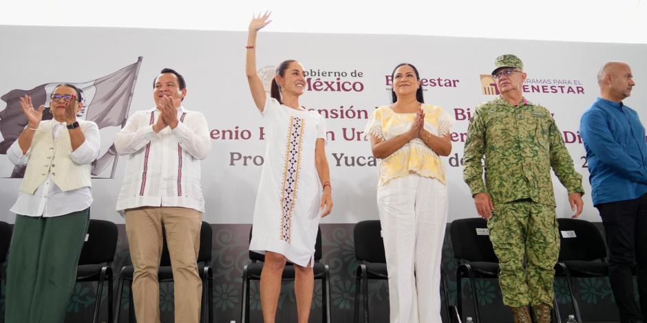 La Presidenta Claudia Sheinbaum, al centro, junto al gobernador de Yucatán, Joaquín Díaz Mena.