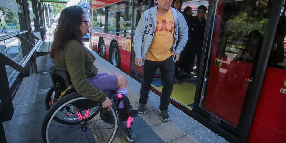 Jen Mulini en el andén para subir al Metrobús, el pasado jueves.