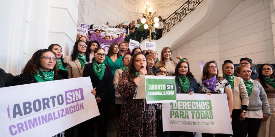 Diputadas tras presentar la iniciativa para despenalizar el aborto el 10 de octubre.