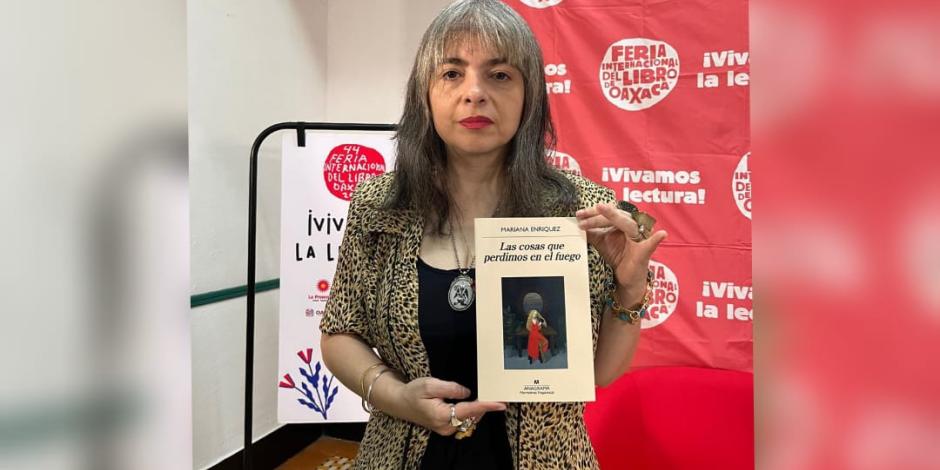 La escritora argentina Mariana Enríquez, posa con su libro "Las cosas que perdimos en el fuego".