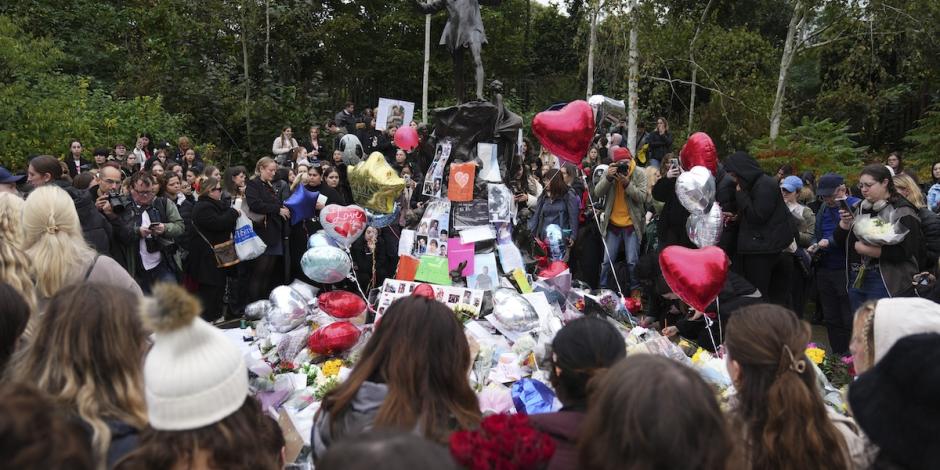 Cientos de fanáticas se reunieron en la escultura de Peter Pan del Hyde Park de Londres.