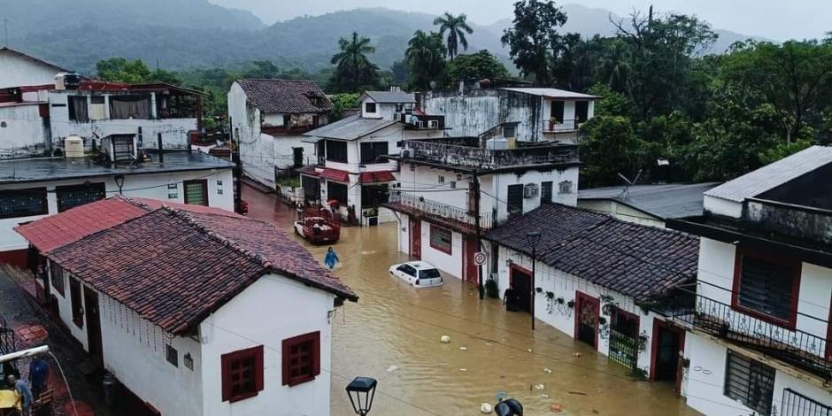 El paso de la tormenta tropical Nadine dejó varias calles y casas inundadas en Tabasco, el sábado.