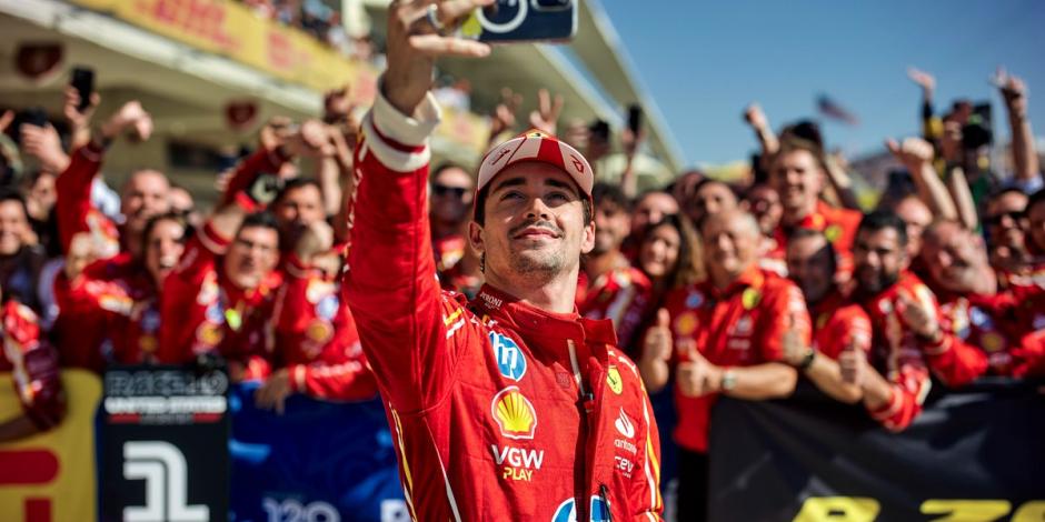 El monegasco se toma una selfie con su equipo de fondo, tras el triunfo en EU.