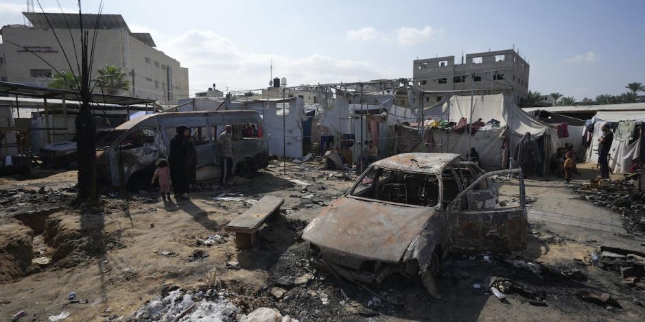 Tiendas de campaña destruidas son el rastro que quedó ayer en un campamento atacado por Israel.