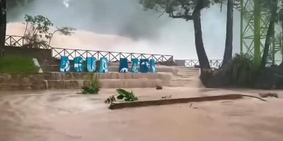 Cascadas de Agua Azul en Chiapas se desbordan por las fuertes lluvias de "Nadine" y el Frente Frío 4.