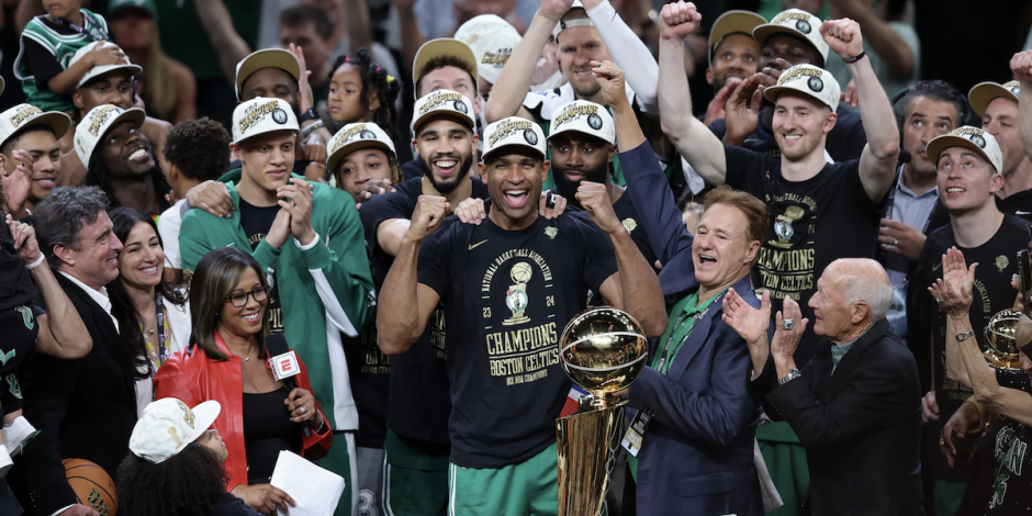 Jugadores de Boston celebran su último título en la NBA el año pasado.