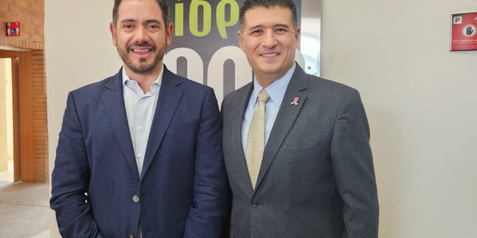 Adrian Alcalá (der.), comisionado presidente del Inai, ayer, en radio Ibero.