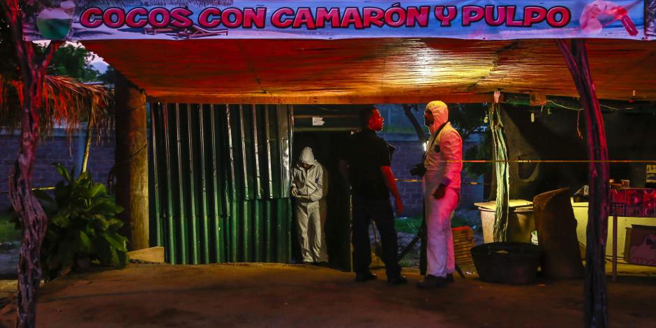 Peritos atienden una balacera en un restaurante de Sinaloa, en 2016.