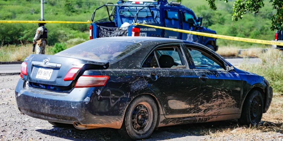 En la cajuela de este auto, que quedó abandonado en las orillas de Culiacán, Sinaloa, fueron hallados los cuerpos de 2 hombres, ayer.