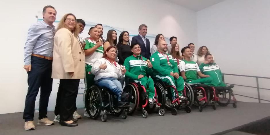 Los medallistas mexicanos olímpicos y paralímpicos en París 2024 con Arturo Elías Ayub.