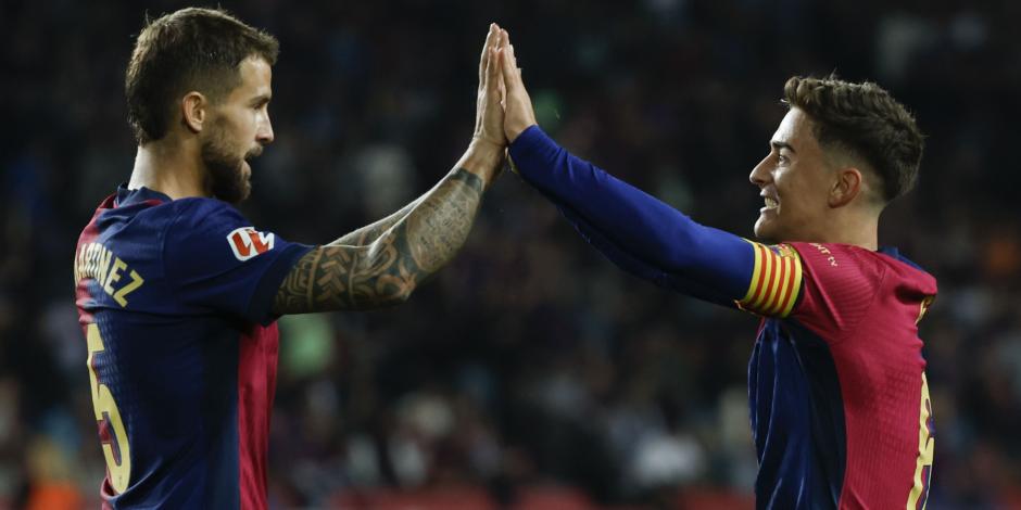 Íñigo Martínez y Gavi, del Barcelona, celebran un gol en LaLiga