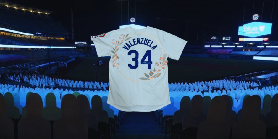 Fans realizan un altar afuera del Dodger Stadium en honor a Fernando 'Toro' Valenzuela