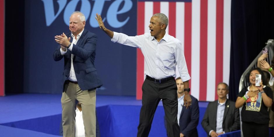 El exmandatario Barack Obama (sin saco) se suma otra vez a un mitin en favor de Kamala Harris, ayer, en Michigan, junto a Tim Walz.