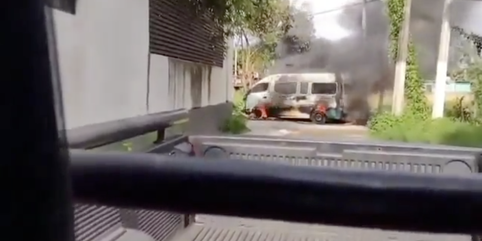 Camioneta incendiad, ayer, durante los diversos conflictso registrados en Villahermosa, Tabasco.