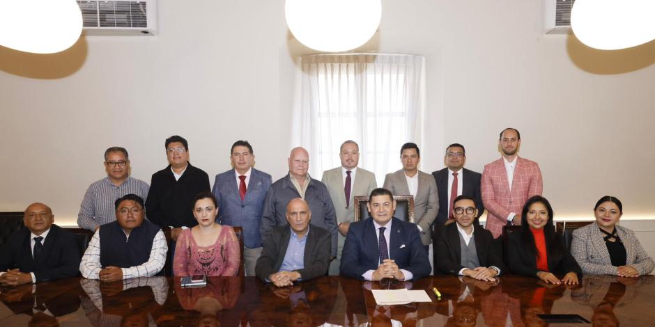 Alejandro Armenta al centro de la imagen.