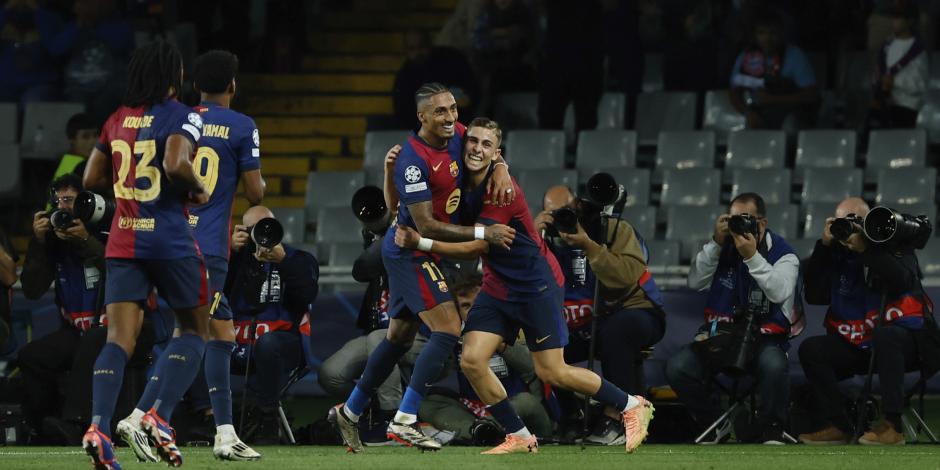 Raphinha celebra con sus compañeros uno de sus goles en la victoria del Barcelona sobre el Bayern Múnich en la Champions League.