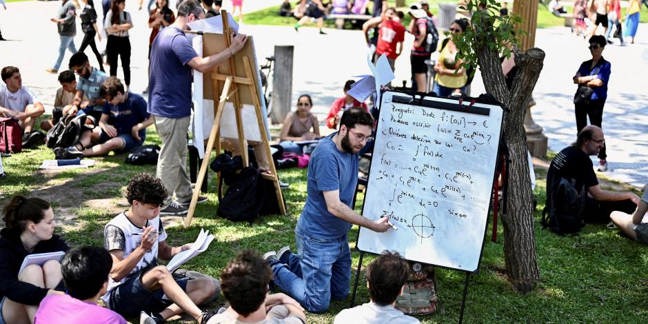 Estudiantes argentinos toman clase en la Plaza de Mayo, en medio de protestas contra políticas restrictivas