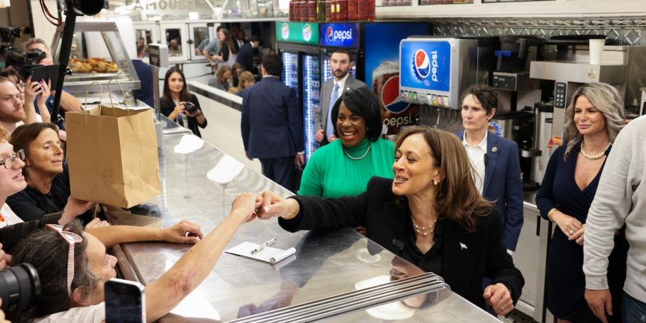 La vicepresidenta saluda a comensales en un restaurante  en Filadelfia, ayer.