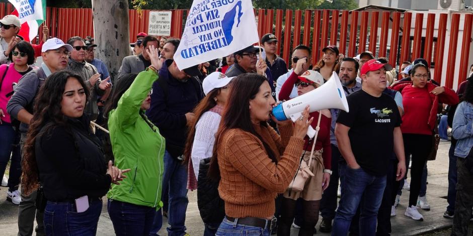 Trabajadores del Poder Judicial, durante una protesta ante la Cámara de Diputados, el martes.