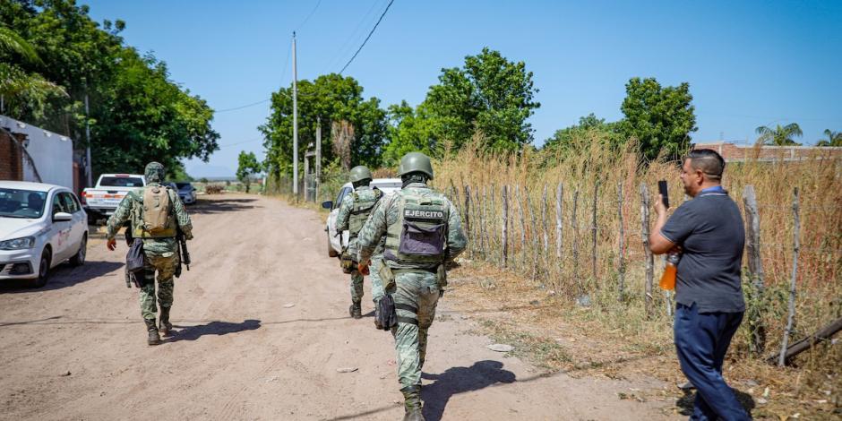 Personal de la Sedena y la Semar, en el operativo en Sinaloa, ayer.