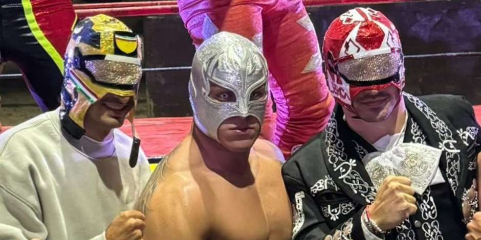 Charles Leclerc y Carlos Sainz en una función de lucha libre en la CDMX