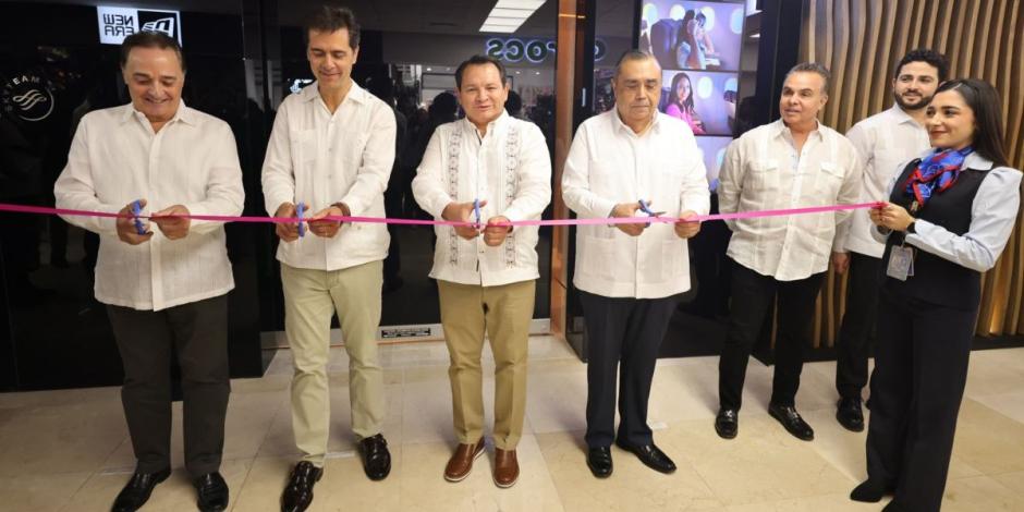 Joaquín Díaz Mena encabeza inauguración de la Sala Premier de Aeroméxico.