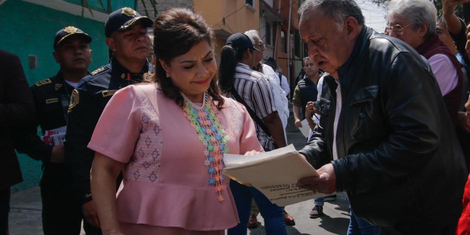 Clara Brugada, en su recorrido con vecinos de Coyoacán, ayer.