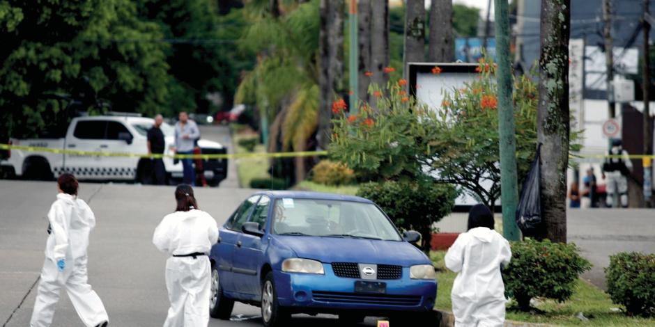 Peritos atienden un asesinato en Cuernavaca, el 30 de agosto.