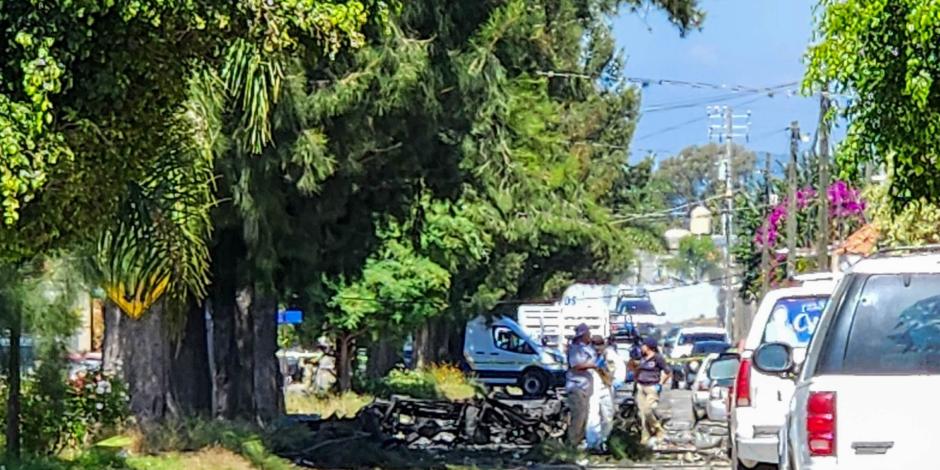 Cerca de las 7 de la mañana un auto exploto afuera de las instalaciones de Seguridad Pública de Acámbaro, Guanajuato.