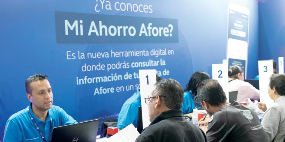 Personas solicitando información sobre sus cuentas de ahorro en la Feria de Afores en el Zócalo, el pasado 21 de julio.