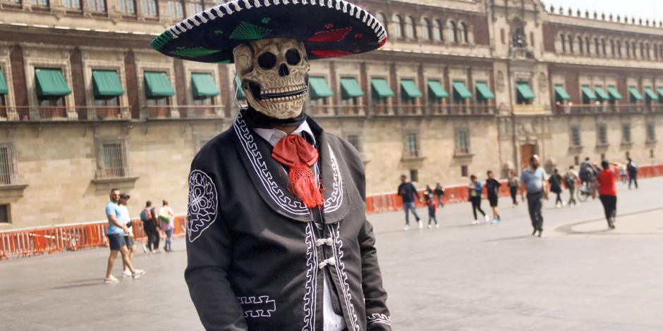 Un hombre disfrazado de catrín en la plancha del Zócalo capitalino, ayer.