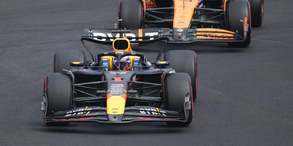 Max Verstappen de Red Bull, al frente, y Lando Norris de McLaren conducen en el Gran Premio de México de F1