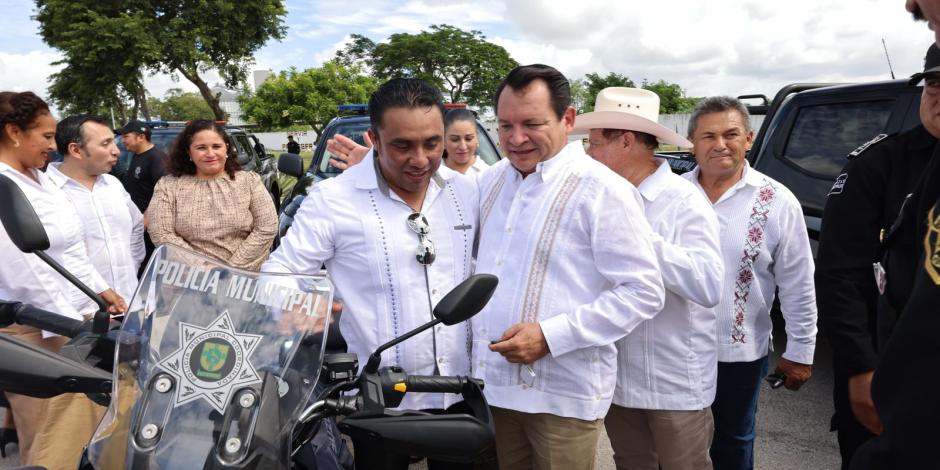 El gobernador Joaquín Díaz Mena entregó 10 motocicletas a la policía de Yucatán.