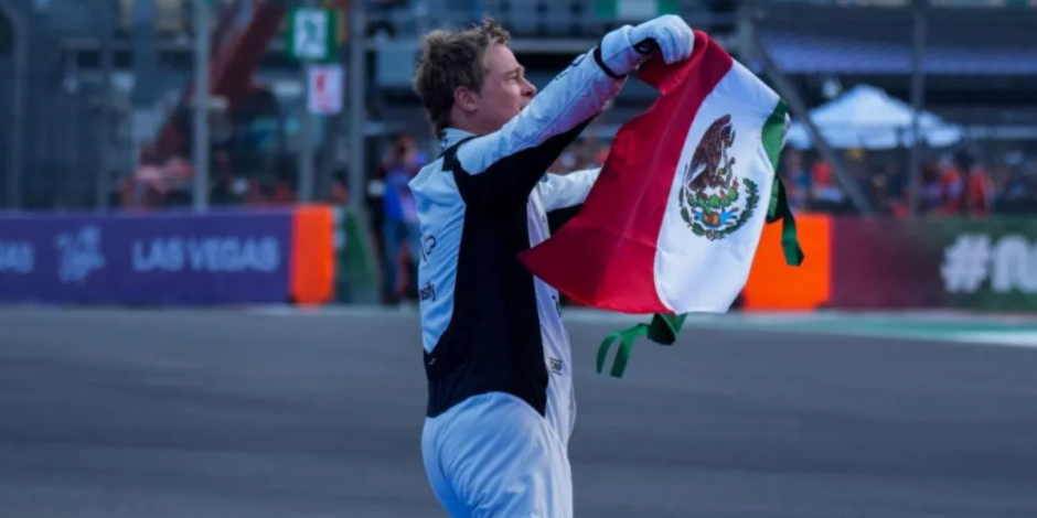 Brad Pitt ondea la bandera de México en el Gran Premio de la Ciudad de México