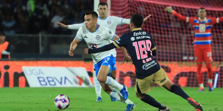 Carlos Rodríguez conduce el balón en el cotejo entre Pumas y Cruz Azul en Ciudad Universitaria.