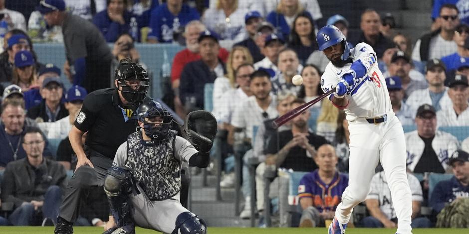 Teoscar Hernández conecta su homerun de dos carreras en el triunfo de Dodgers sobre Yankees en el Juego 2 de la Serie Mundial 2024.