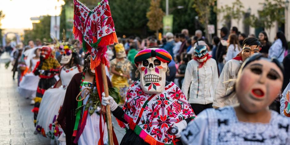 Participaron miles de personas en el desfile Xantolo en tu Ciudad.