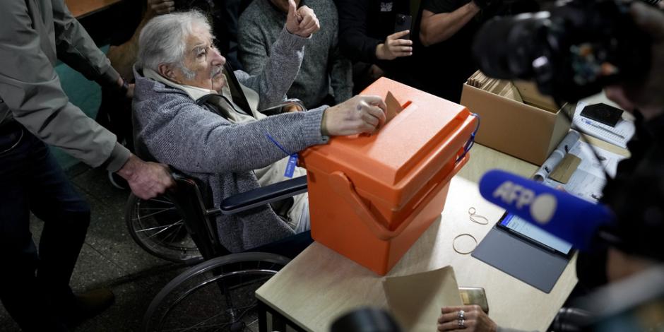 El expresidente José “Pepe” Mujica emite su voto en una urna durante una jornada para elegir presidente, vicepresidente, senadores y diputados, en Montevideo, Uruguay, el domingo 27 de octubre de 2024. 