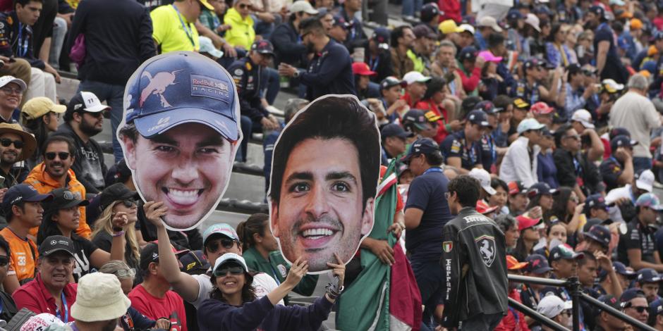 Aficionados apoyan a Checo Pérez y Carlos Sainz durante el Gran Premio de la Ciudad de México 2024 de F1.