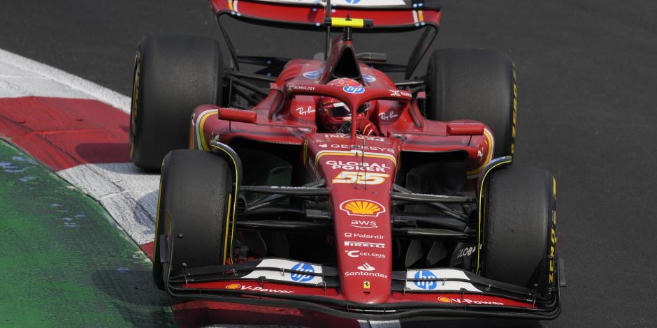 Carlos Sainz, de España, conduce su Ferrari durante el Gran Premio de México de F1. El ibérico fue el ganador en el  Autódromo Hermanos Rodríguez