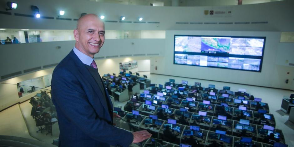 Salvador Guerrero Chiprés en las instalaciones del C5, en la CDMX.