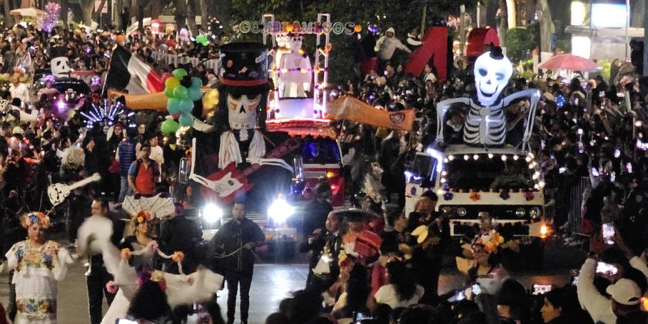 Procesión de catrinas y catrines, ayer, sobre Paseo de la Reforma.