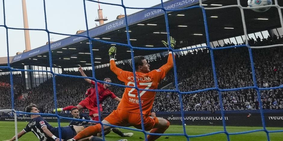 Harry Kane marca su gol contra el Bochum, ayer.