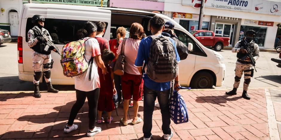 Migrantes son trasladados a una estación migratoria en Chiapas, en julio pasado.