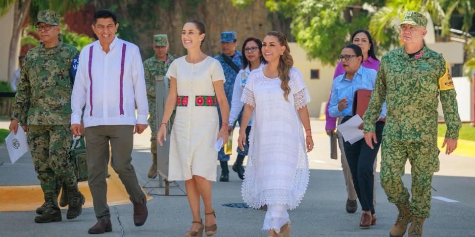 De izq. a der., el almirante Raymundo Morales, Salomón Jara, Claudia Sheinbaum, Evelyn Salgado, Rosa Icela Rodríguez 
y el general Ricardo Trevilla.