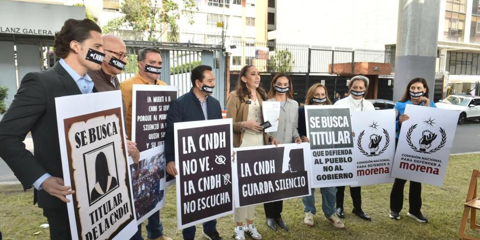 Integrantes del grupo parlamentario de Acción Nacional en la Cámara de Diputados, frente a las instalaciones de la Comisión Nacional de los Derechos Humanos.