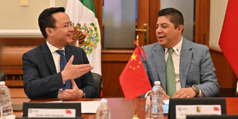 Ricardo Gallardo se reúne con Zhang Run, embajador de China en México.